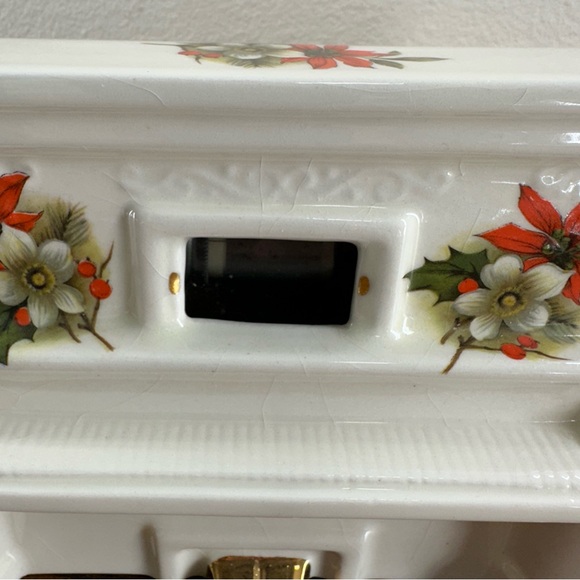 Vtg Fuji Japan Music Box, Upright Porcelain Panted Flowers, 22K Gold Accents - Picture 8 of 9